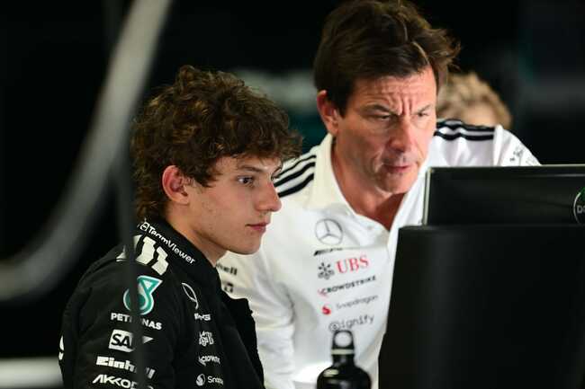 Watch: Mercedes boss Toto Wolff seen cajoling Kimi Antonelli after the Italian's massive crash in F1 Australian GP FP3