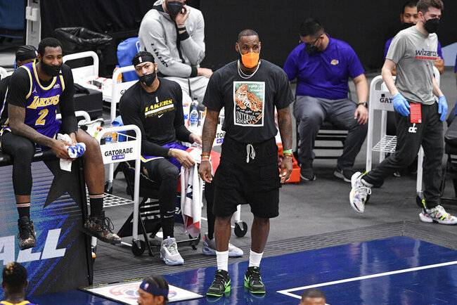 James returning to lineup for Lakers against Kings