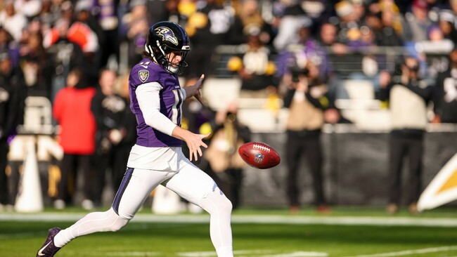 Giants agree to three-year deal with P Jordan Stout