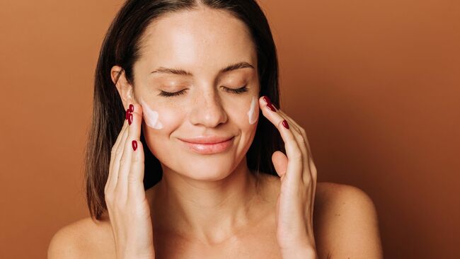 6 skincare mistakes from the 70s, 80s and 90s dermatologists are begging us to leave in the past