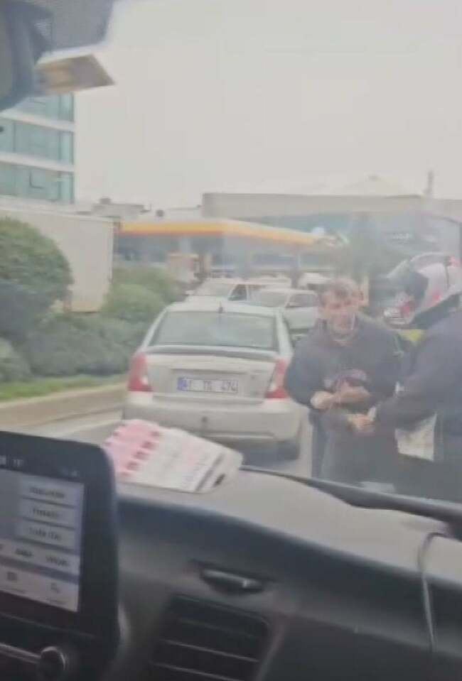 Ümraniye'de trafikte iki sürücünün 'yol verme' kavgası kamerada