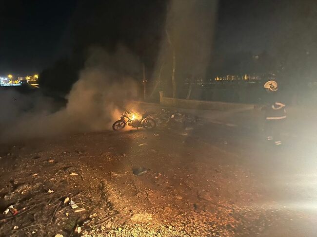 Mardin'de park halindeki motosiklette çıkan yangın söndürüldü