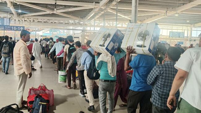 New Delhi sees flood of migrants returning home owing to LPG crisis