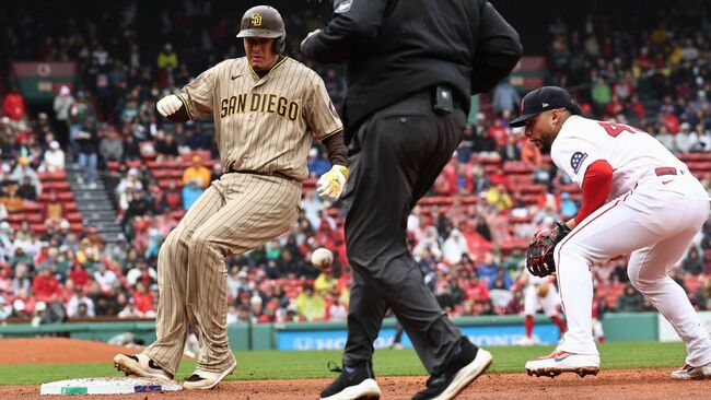 Machado's well-timed kick helps Padres rally to beat Boston