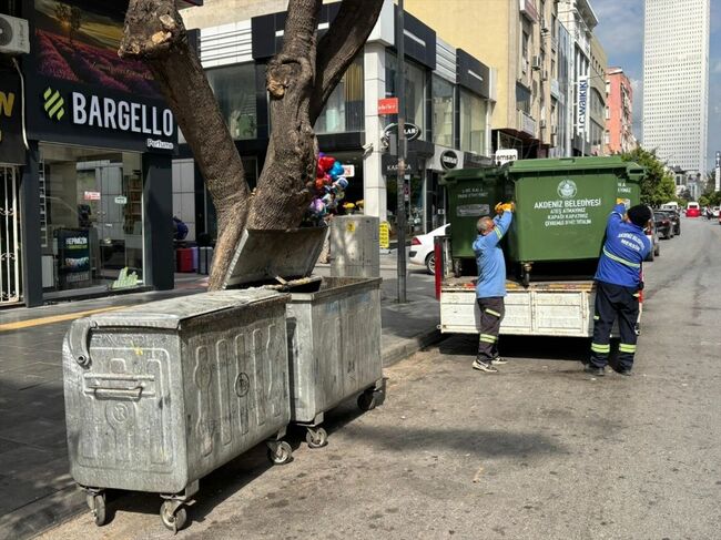 Mersin'in Akdeniz ilçesinde çöp konteynerleri yenilendi