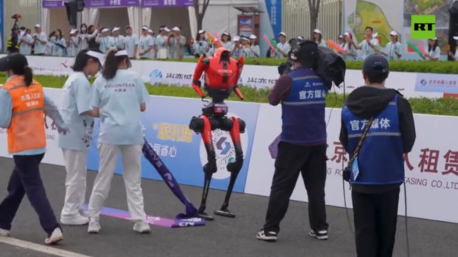 Chinese robot smashes human world half-marathon record (VIDEO) — RT Entertainment