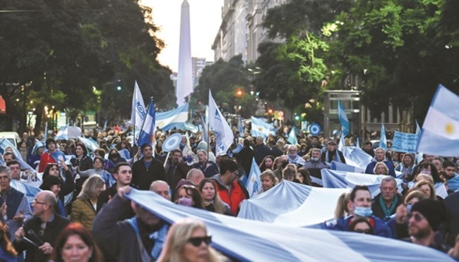 Anti-government protests grow as Argentina leader urges unity