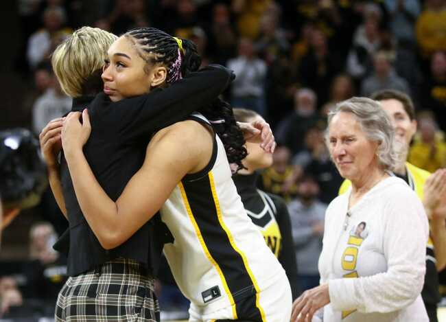 “We’re so proud of you”: Jan Jensen shares heartfelt message for Hannah Stuelke after winning Women’s Athlete of the Year honor