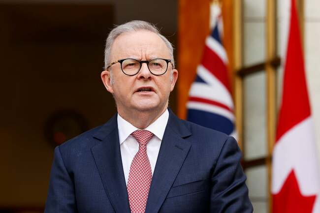Women and children ‘with Islamic State links’ return to Australia