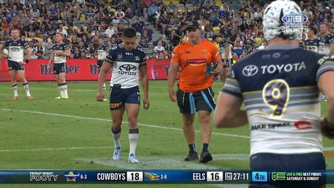 Cowboys hooker heads up tunnel with injury