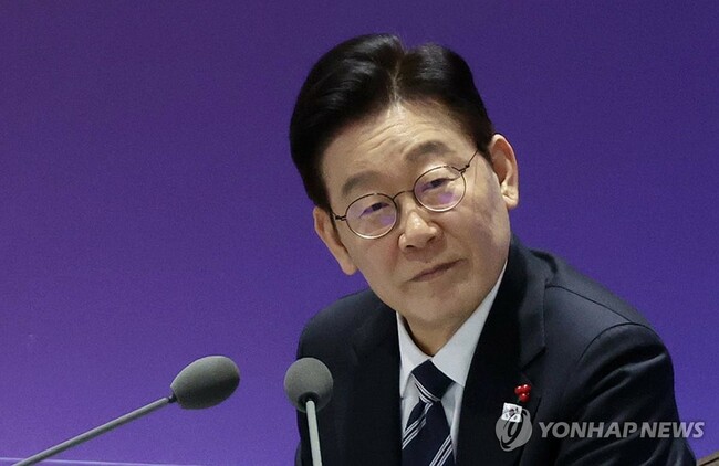 Lee visits shipbuilding firm in Ulsan, pledges support for the industry