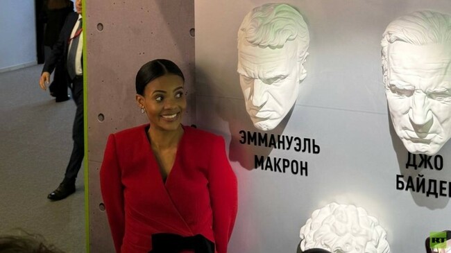 Candace Owens poses with Macron sculpture at SPIEF (PHOTOS) — RT Russia & Former Soviet Union