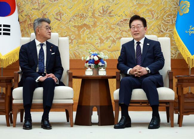 Lee meets Japanese chair of bilateral lawmakers' union, calls for closer ties