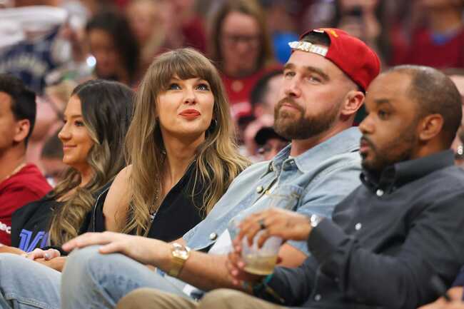 "Their divorce is gonna be held at Wembley Stadium": NFL fans mock Taylor Swift & Travis Kelce after MSG puts up massive "JUST MARRIED" sign