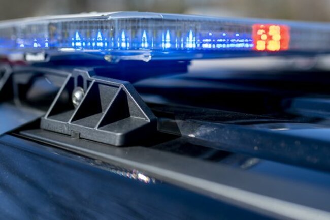 23-year-old shoots self in leg while handling handgun, deputies say