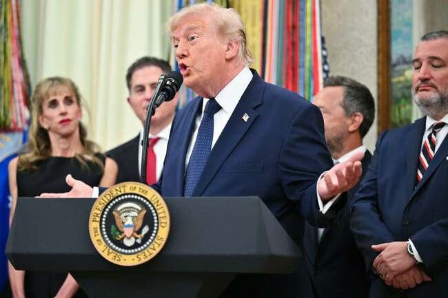 Trump makes strange claim that ‘George Washington had two desks’ to justify getting rich off his presidency