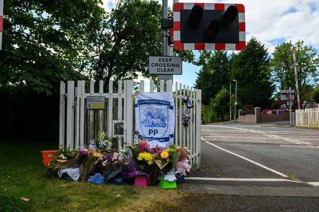 'Lights flashing but barriers not going down' at Hoghton rail crossing, report locals