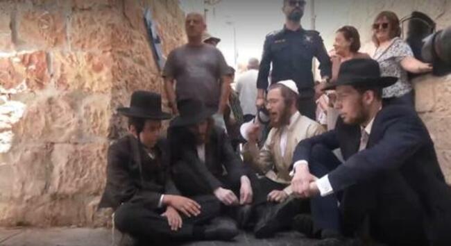 Ultra-Orthodox protest Jerusalem café open on Shabbat as religious supporters rally behind it