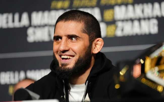 Islam Makhachev drops hilarious one liner after listening to interviewer's introduction on podcast