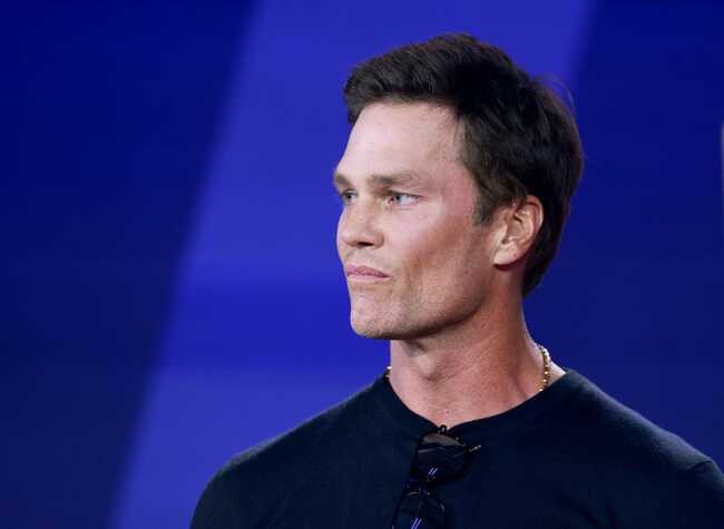 “Money doesn’t buy happiness” “He’s all alone”: NFL fans mock “miserable millionaire” Tom Brady cruising shirtless in $12,000,000 yacht