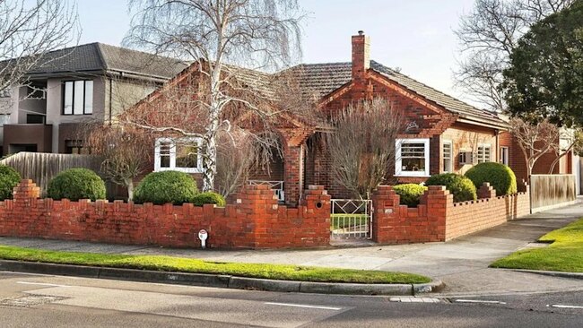Clinker brick classic in popular school zone fails to sell at auction