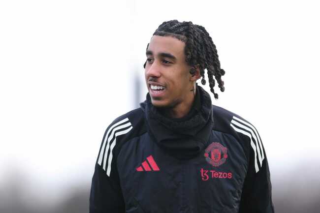 “Something’s wrong with him” - Leny Yoro hilariously teases Manchester United teammate for not having clear head