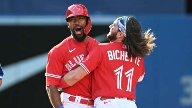 Hernandez hits walk-off single as Blue Jays outlast Royals in extra-inning thriller