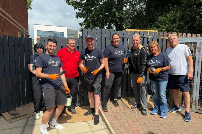 Housebuilder swaps plans for paintbrushes at Derian House Hospice