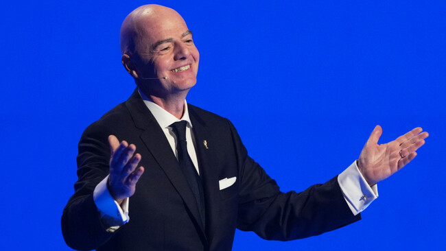 FIFA backs Infantino as president at crisis meeting
