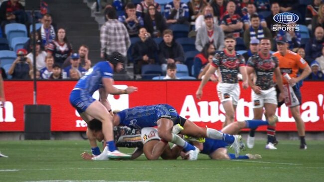 Ref penalises Dogs for knee to the head