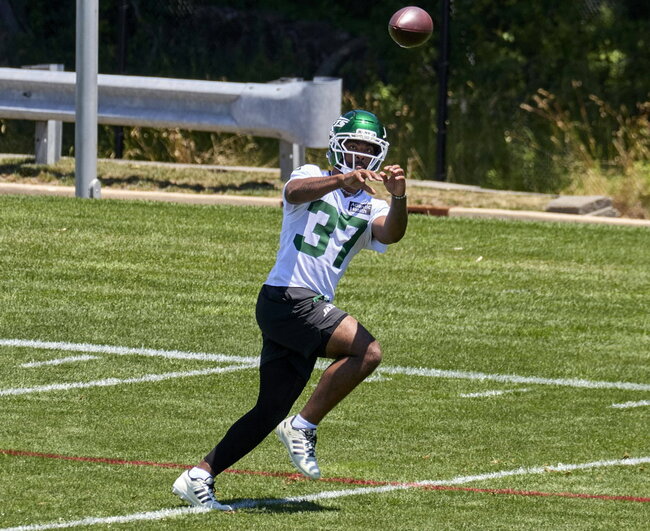 Jets Provide Official Medical Update on Qwan’tez Stiggers After Cornerback Passes Out In Camp