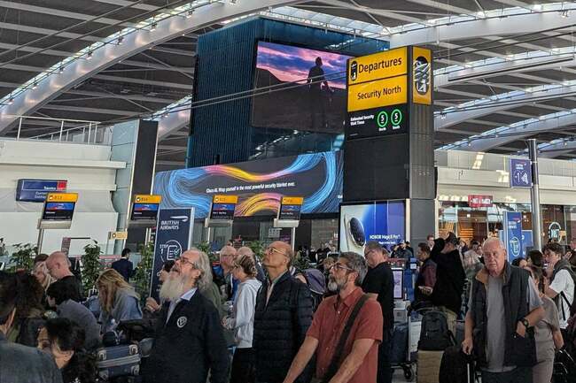 Heathrow and Gatwick delays live: Hundreds more flights cancelled but minister backs air traffic control boss over ‘technical glitch’