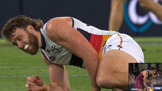Thilthorpe limps off after knock to knee