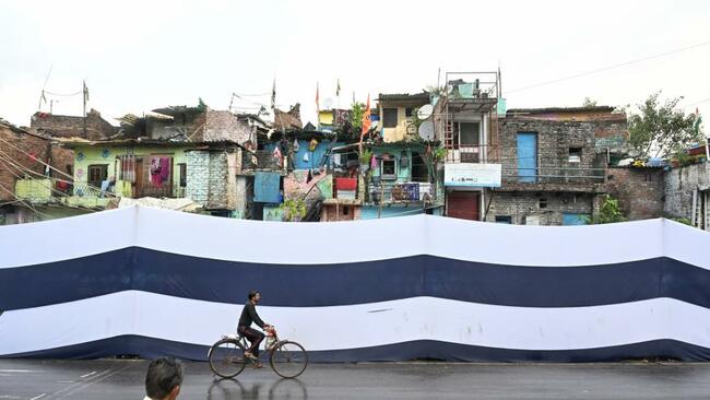 Slum settlement in south Delhi veiled for BRICS Summit