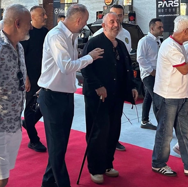 Bastonla görüntülenen Cem Yılmaz'ın koleksiyonu