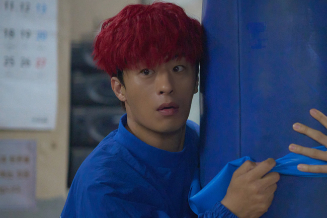 Koo Kyo Hwan’s Superpowered Character Has 3 Surprisingly Relatable Charms In “Reawaken Man: The Red”