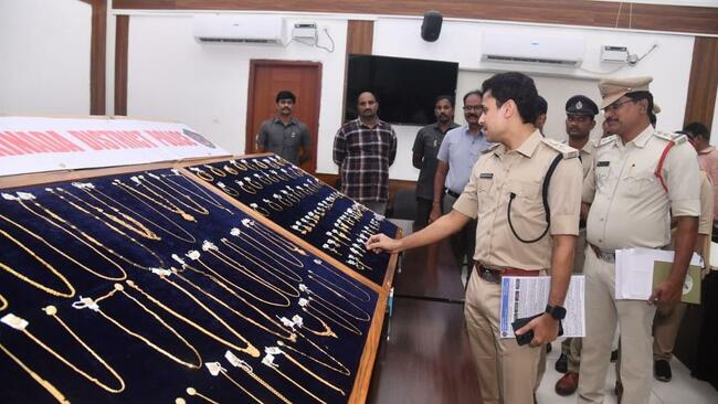 Bank of Baroda appraiser held for replacing 1.2 kg gold with imitation jewellery in Kakinada