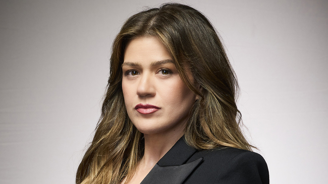 The Truth Behind Kelly Clarkson’s ‘Livid’ Public Feud: ‘Not Who She Is’