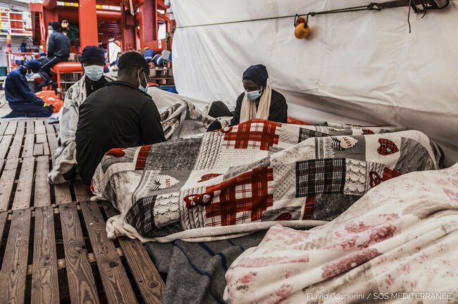 Over 800 migrants rescued at sea head to Italy