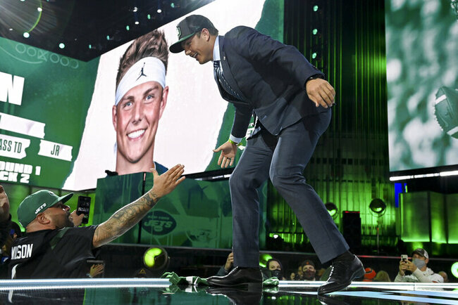 Jets go offense early before making run on defense in draft