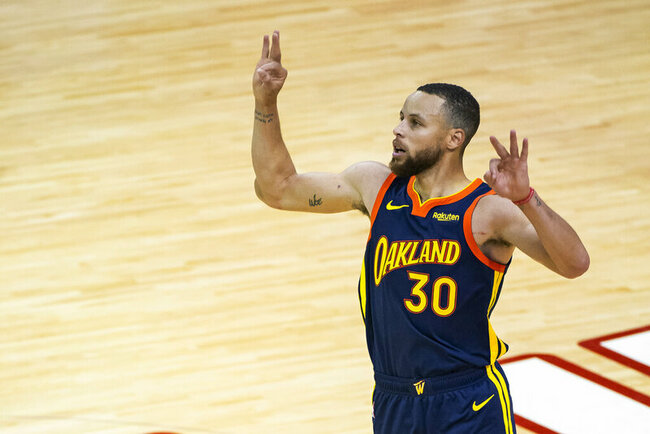 Curry's big 3rd quarter leads Warriors past Rockets, 113-87