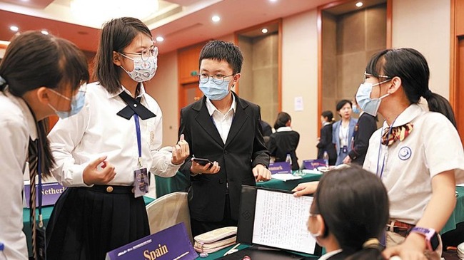 Young 'diplomats' discuss global challenges