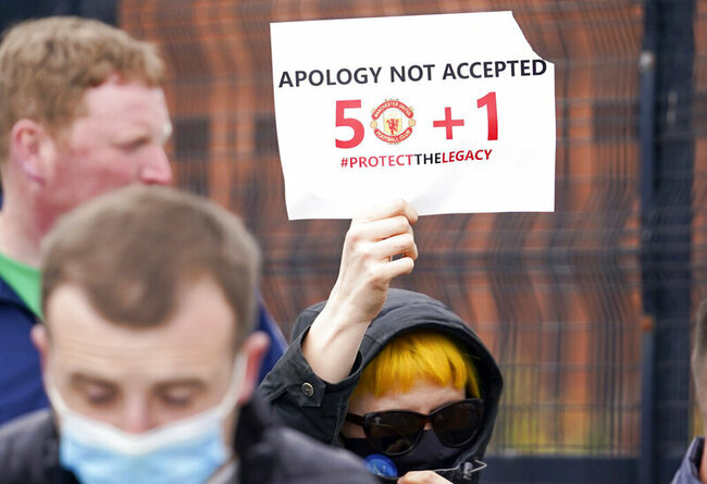 Manchester United fans storm pitch in anti-ownership protest