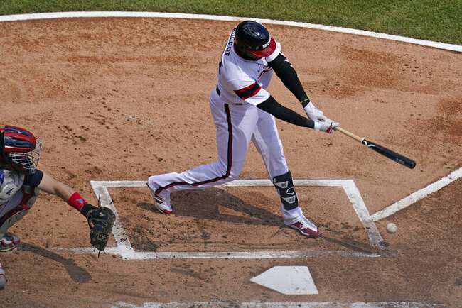 White Sox outfielder Robert exits with strained hip