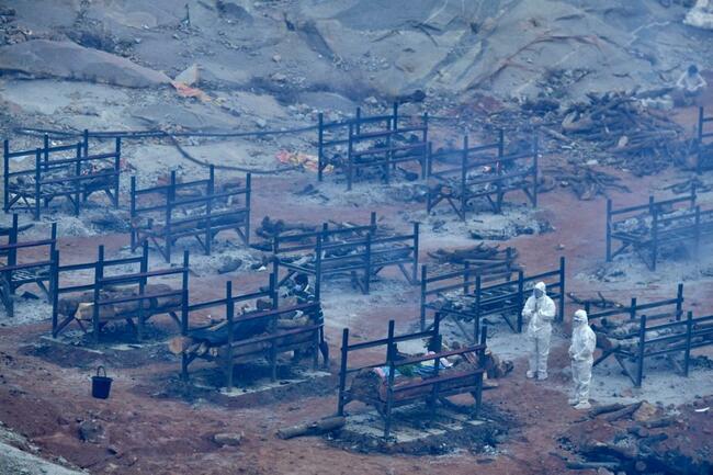 More international aid lands in India as death toll hits record