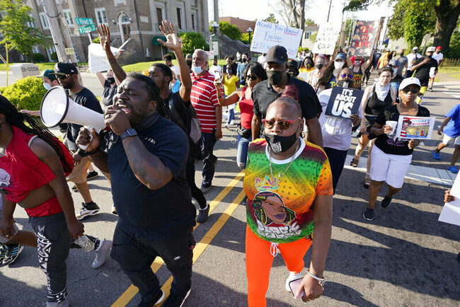 Mourners gathering Monday for funeral of Andrew Brown Jr.