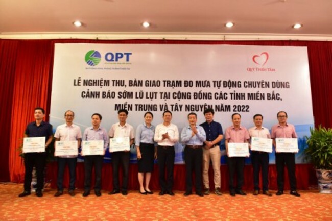 Acceptance and handing over of 10 automatic rain gauge stations in Hue