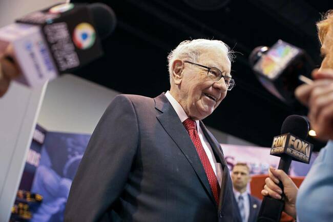 Warren Buffett accepts selling Apple shares, despite Charlie Munger's disapproval, was a mistake