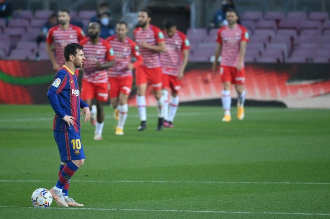 Barcelona comes from behind to beat Valencia, Messi scores twice