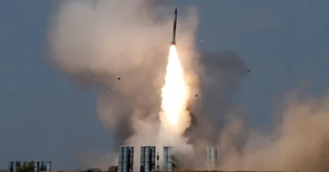 Ảnh vệ tinh cho thấy Nga chuyển tên lửa phòng không S-300 từ Syria về gần Crimea